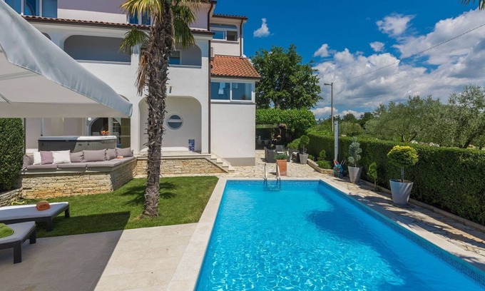 Selina Cabin | Six-bedroom villa with pool and garden in a quiet village near Porec