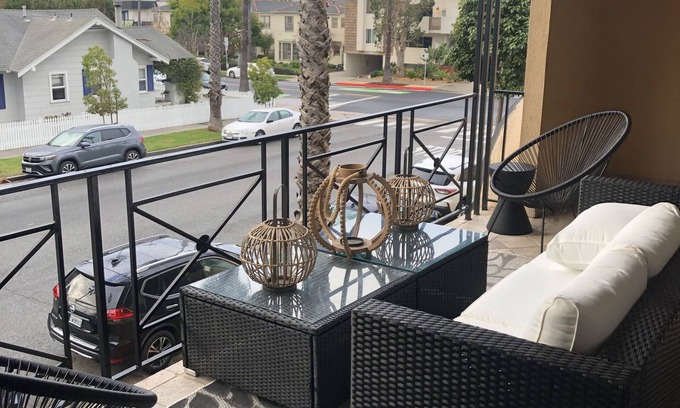 Wilshire Montana House | Six blocks to the Pacific Ocean!