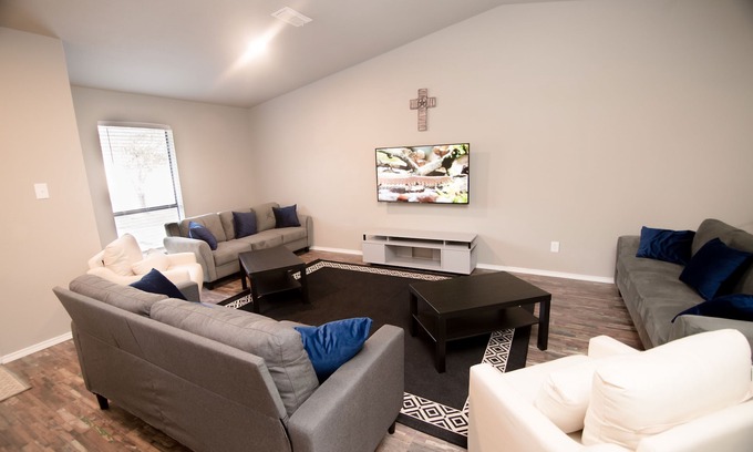Grand Prairie House | ★ Six Flags ★ Rangers ★ AT&T Stadium ★ DFW Airport ★ Atrium ★ Large Groups
