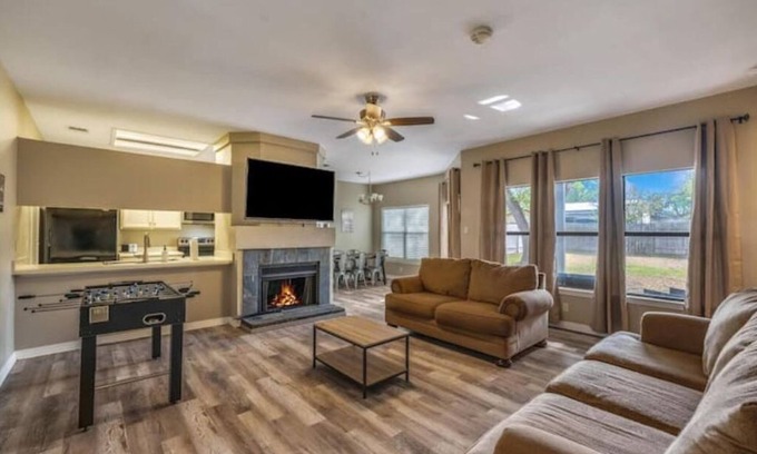 San Antonio House | Six Flags/SeaWorld/La Cantera