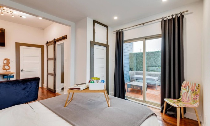 Near East Side Apartment | SJ3Contemporary Exclusive Suite Downtown San Antonio