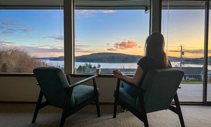 Anacortes House | Skagit Bay View, Sunsets, Hot Tub