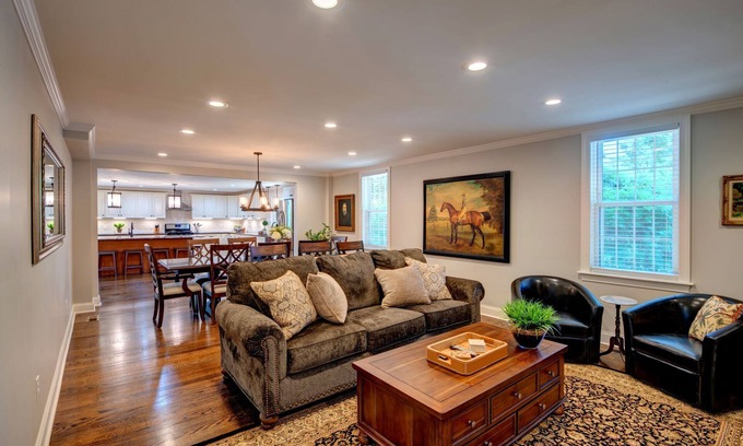 Sennett House | Skaneateles Pet friendly 6 bed 6 bath on Main St very close to downtown center