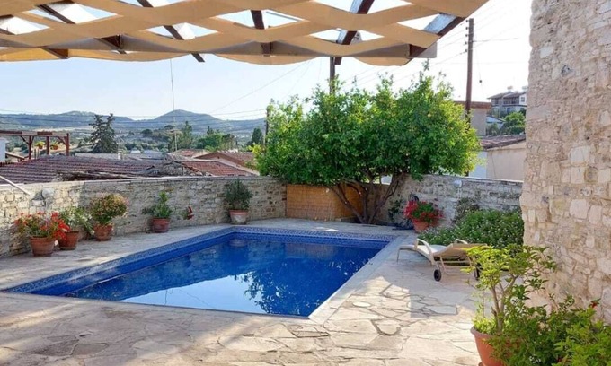 Skarinou Apartment | Skarinou's Landhouse Poolside Apartment