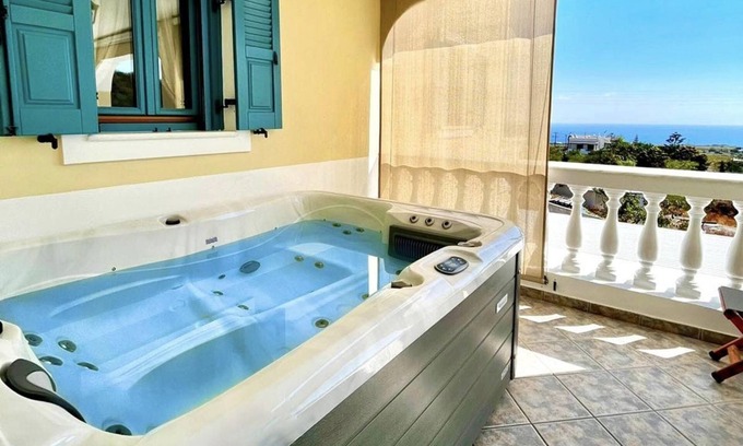 Vourvoulos House | Skarmoutsos Holiday Home|Hot tub|Free parking