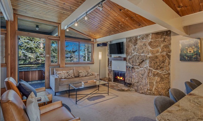 Snowmass Village Condo | 🏔️Ski Access~Hot Tub~Top Floor~Studio Premier 114🏔️