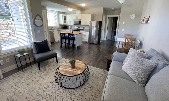 Black Mountain House | Ski at Big White, Cozy Black Mountain Retreat