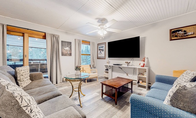 Mendon Condo | Ski getaway with pool, sauna, covered balcony, W/D access, & internet