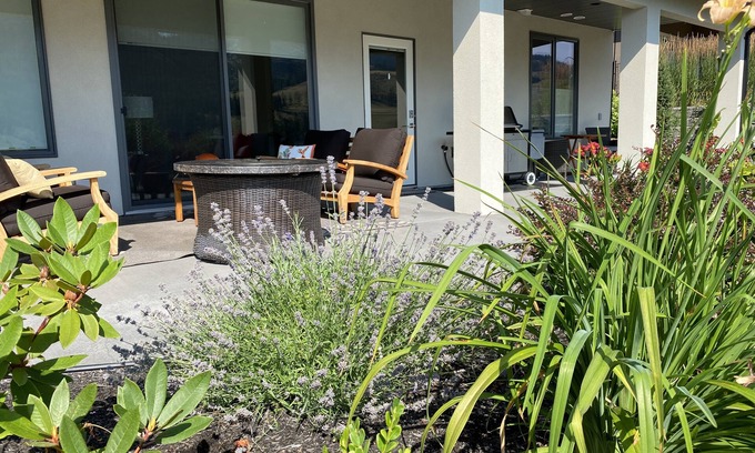 Black Mountain Bed & Breakfast | Ski, golf, hike, cycle, boating. Private patio, mountain and golf course views.
