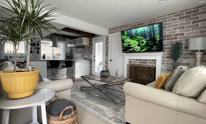 Sandy House | SKI HAUS WONDERLAND (3 MIN FROM PARK N RIDE BUS THAT TAKES U 2 ALTA & SNOWBIRD!)