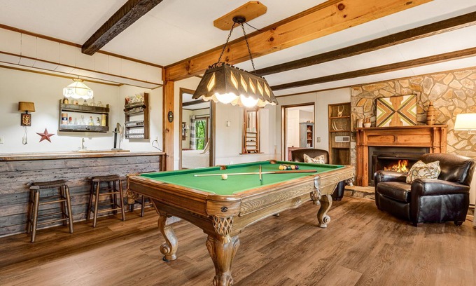 Wolf Laurel House | Ski/Hike/Views/Pool/Basket & Pickleball/Pool Table