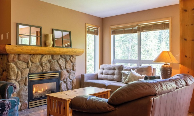 East Kootenay Condo | Ski In and 15 Minute Walk to the Lift | Private Hot Tub
