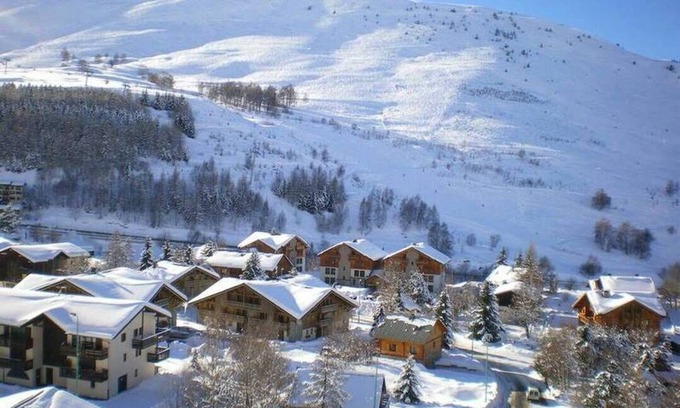 Mont-de-Lans Apartment | Ski in/ski out apartment in a quiet area