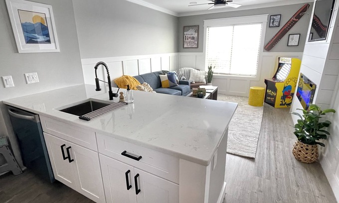 Snowshoe Condo | SKI IN, SKI OUT! Amazing Views. Park the car and don’t drive again.