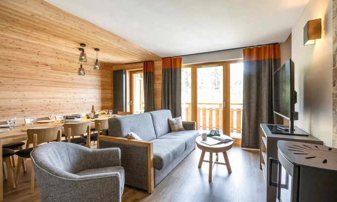 Risoul Apartment | Ski-in/ski-out & foot of the slopes, swimming pool, sauna, hammam, terrace, balcony, tv, ski locker