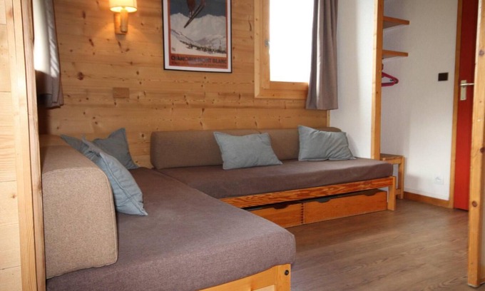 Montalbert Apartment | Ski-in/ski-out & foot of the slopes, 3rd floor, view ski slopes, balcony, tv, ski locker, 30m²