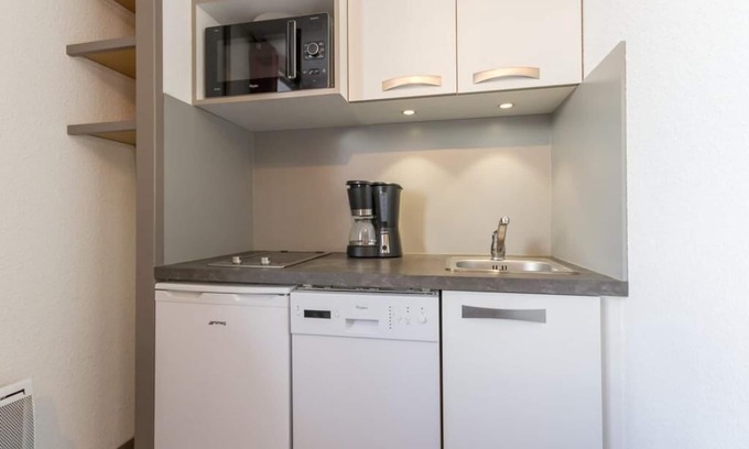 Montalbert Apartment | Ski-in/ski-out & foot of the slopes, 2nd floor, view valley, balcony, tv, ski locker, 19m²