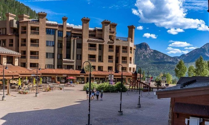 Purgatory House | Ski-in Ski-out, Hot Tub & Sauna, Cozy Condo!