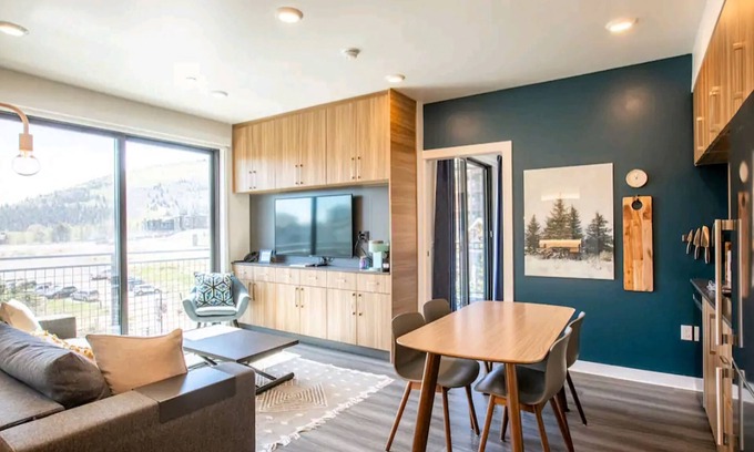 Park City Condo | Ski-in/Ski-out Modern 1 bedroom- Pool, Hot Tub, Gym