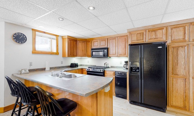 North Troy Condo | Ski-in/ski-out mountain-view condo next to Grammy Jay trail w/board games, W/D