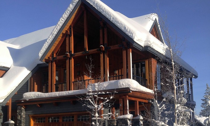 Golden House | Ski-In Ski-Out, Private Hot Tub, Spacious End Unit, Panoramic View