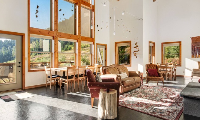 Hyak House | Ski-in/ski-out home with mountain-view balcony, multiple living areas, & W/D