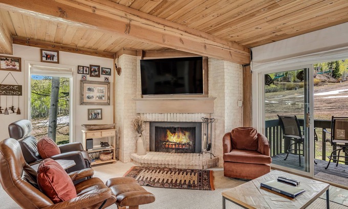 Snowmass Village Condo | 🏔️Ski-In, Ski-Out Condo~Hot Tub~Interlude 209🏔️