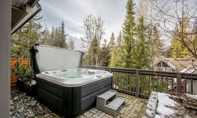 Blackcomb Apartment | Ski-in/walk-out | Private Hot Tub | Parking | BBQ