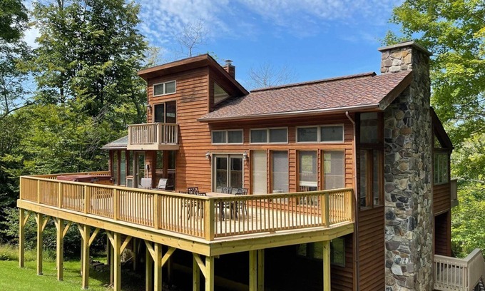 Northface House | Ski Inn - 388 Brookside Road Ski Inn - Great Access to Local Hiking Trails, Hot Tub, Pet Friendly