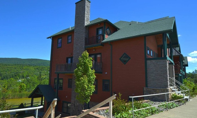 Hunter House | Ski ON/OFF 3 Bedroom Spacious Townhouse/newly renovated. 600 ft to lift