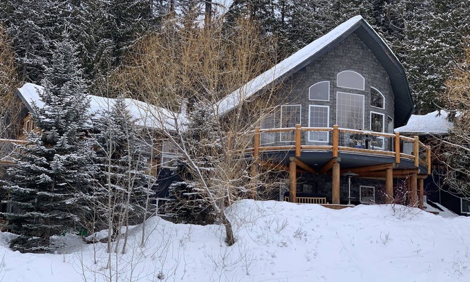 East Kootenay Ski Chalet | Ski Right to your Doorstep | True Ski In/Out | Swim Spa & Steam Room