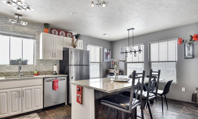 Park City Condo | Ski The Best At A Great Price! 2 Minutes From Deer Valley Gondola.