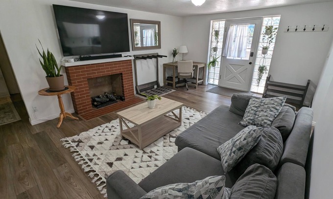 East Central Apartment | Ski trip or U of U 2-bedroom apartment in Salt Lake City with AC, WiFi