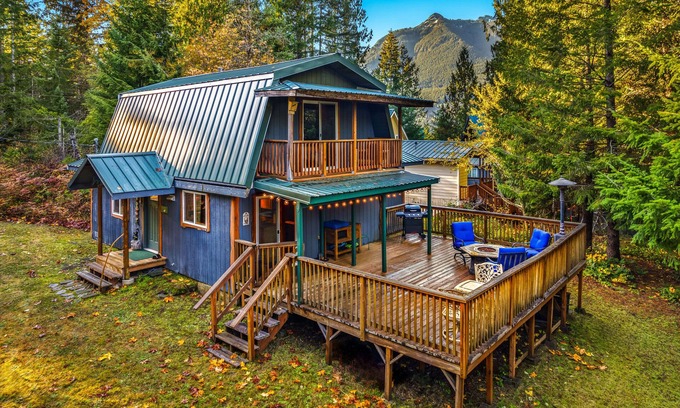 Packwood Cabin | Ski White Pass. Hike Rainier. Quiet & Restful.