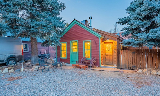 Crested Butte House | Skiers dream in the heart of town, walk to Nordic Center, Shuttle to base area!