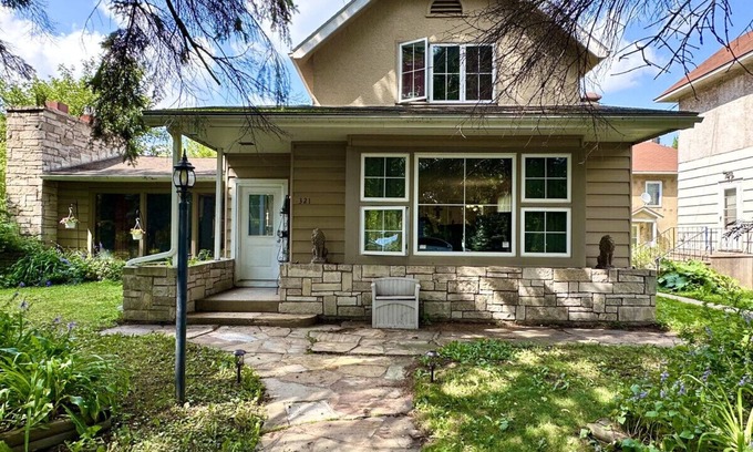 Virginia House | Skiers & Snowmobilers Welcome I Movie screen