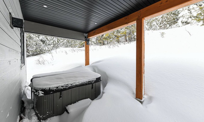 Courtenay Ski Chalet | Skiing & Hot tubbing at Mt Washington Chalet