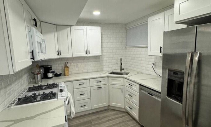 Holladay House | Skiing, Stocked Kitchen, 80" TV, Backyard, W/D
