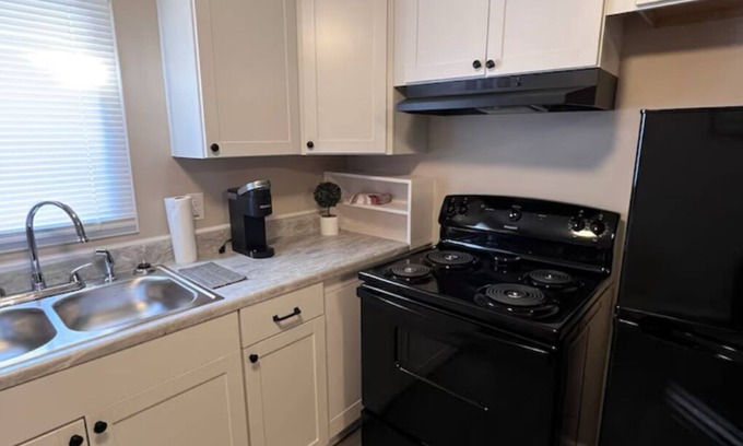 Rockingham Apartment | Skipper 2: Chic 1-bedroom apartment with AC, WiFi in charming Rockingham
