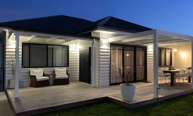 Lakes Entrance Condo | Skipper’s 2br *Waterfront* Apartment