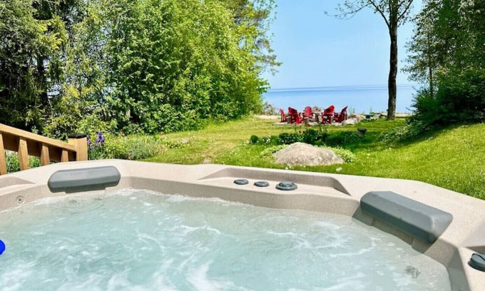 Meaford Cabin | Skipping Rock Log Cabin: Cozy Charm & Hot Tub Bliss