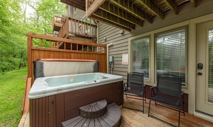 McHenry House | Skis and Sandals: Ski In/Ski Out, Fireplace, Wifi!