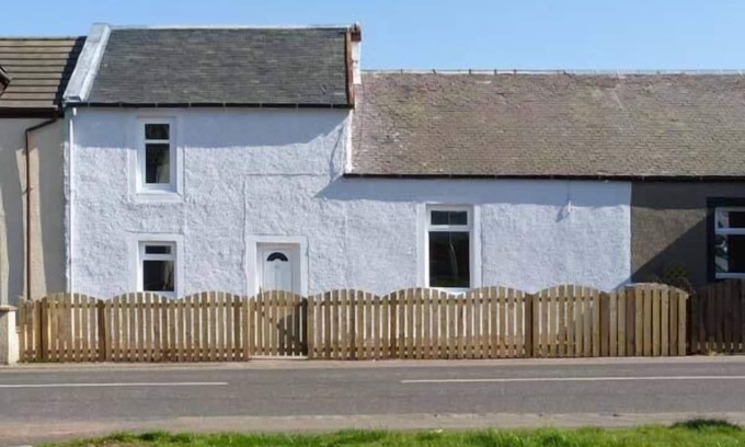 Lanark Cottage | SKY BLUE COTTAGE, pet friendly, with a garden in Braehead