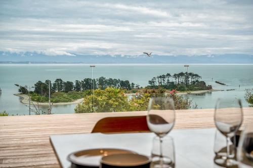 Britannia Heights House | Sky High Retreat