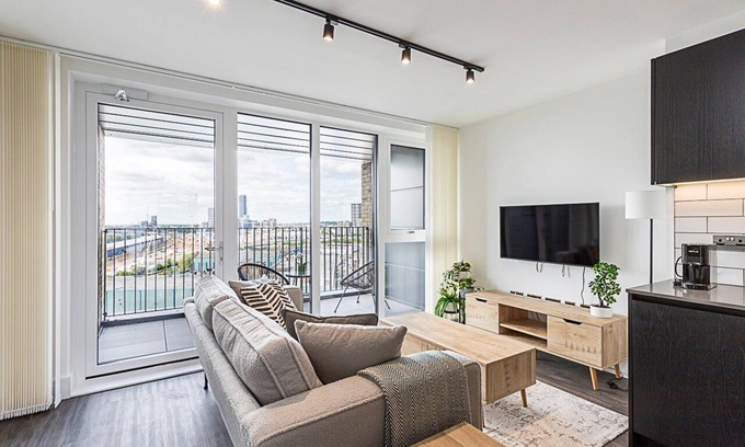 College Park and Old Oak Apartment | Sky-High Studio with Stunning Views