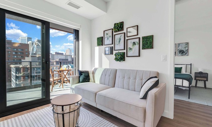 Eau Claire Apartment | Sky Jungle Oasis Calgary City Views | Prking & Gym