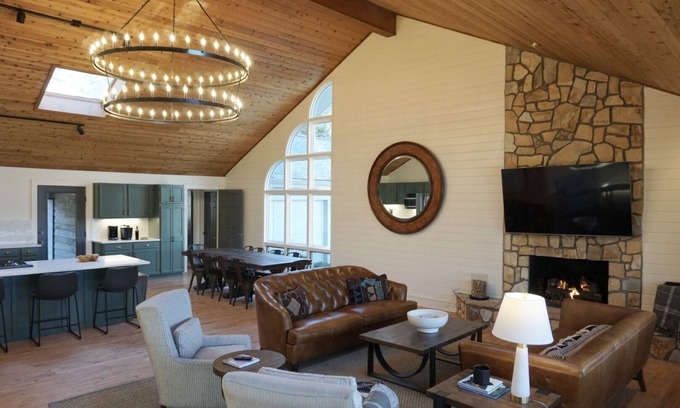 Highlands House | Sky Light. Walk to downtown Highlands