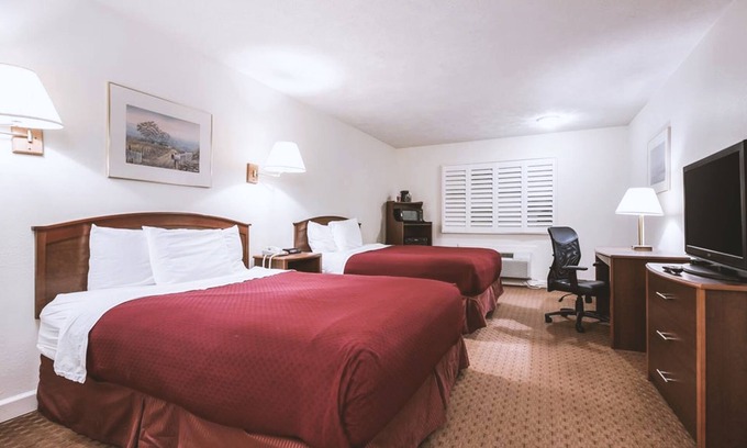 McCook House | Sky-Palace Inn McCook - 2 Queen Bed NS
