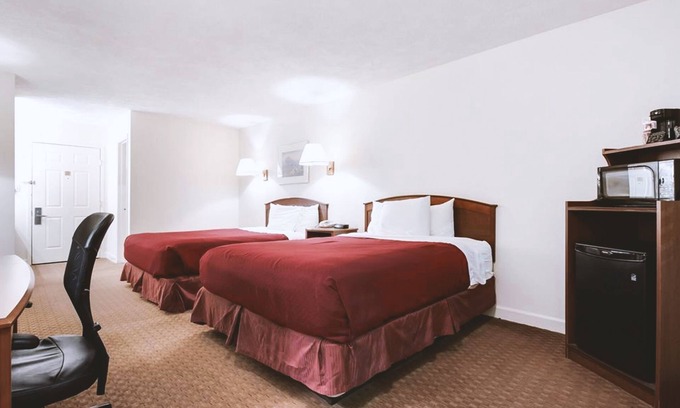McCook House | Sky-Palace Inn McCook - Standard 2 Queen Bed NS