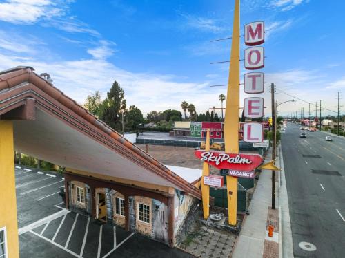 Orange Hotel | Sky Palm Motel - Orange